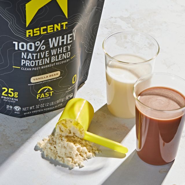 Vassleprotein i pulverform med skopa och färdigblandade shakes.