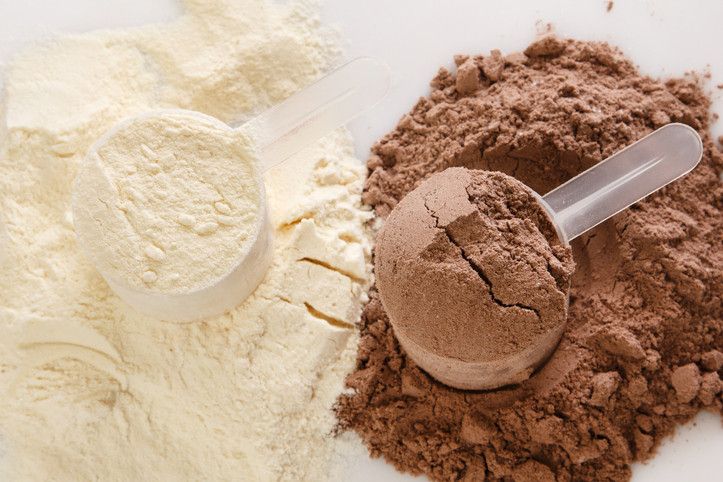 Skopor med ljusgult och brunt proteinpulver sida vid sida.
