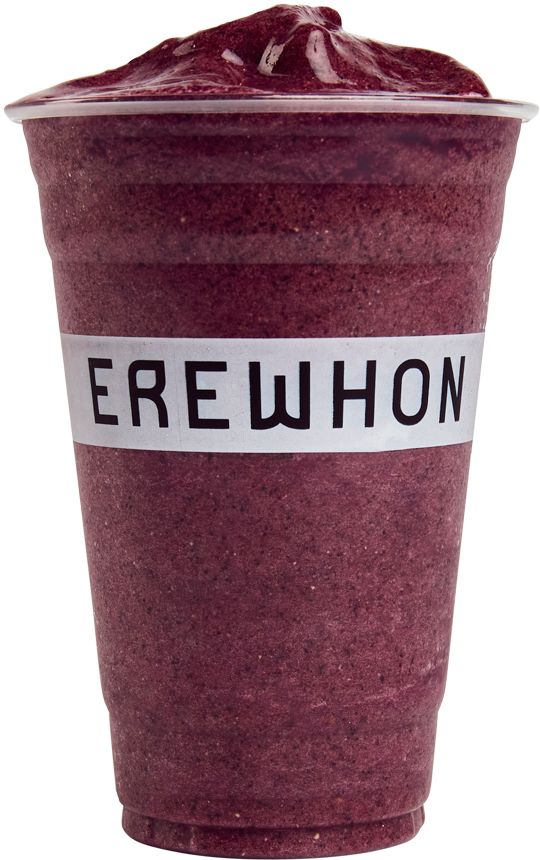 En mörklila smoothie i en plastmugg med logotypen Erewhon.
