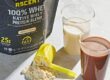 Vassleprotein i pulverform med skopa och färdigblandade shakes.