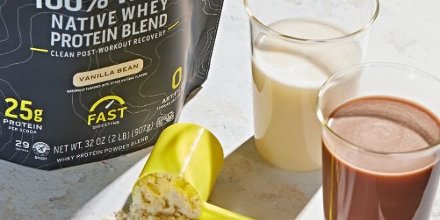 Vassleprotein i pulverform med skopa och färdigblandade shakes.