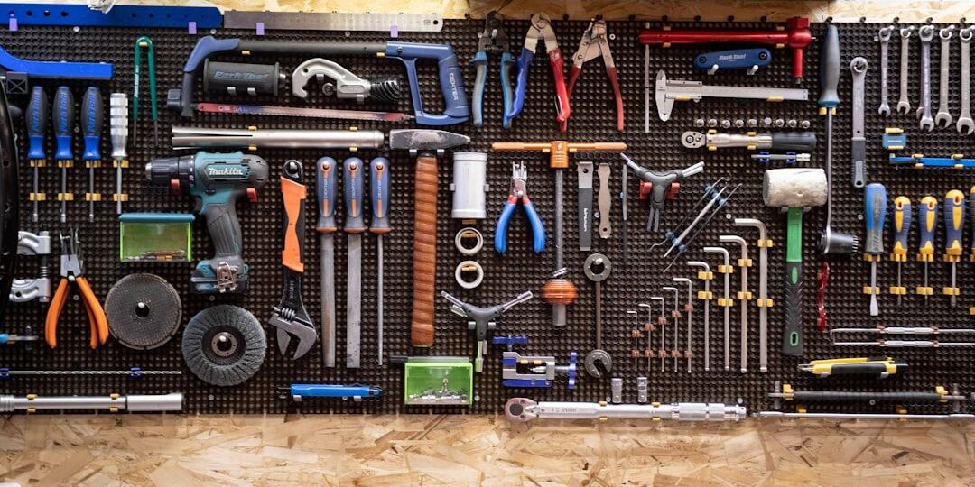 selected-02-van-shelving-tools-optimized Välorganiserade verktyg på en verktygstavla i en verkstad.
