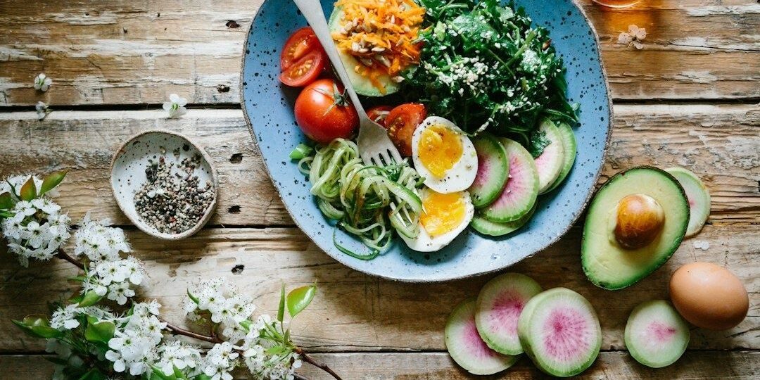 Färgglad salladstallrik med ägg, grönsaker och avokado inför träning