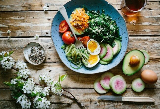 Färgglad salladstallrik med ägg, grönsaker och avokado inför träning